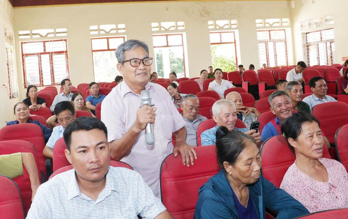 Cử tri xã Đoàn Đào phát biểu ý kiến tại hội nghị. Ảnh: Đức Tuấn