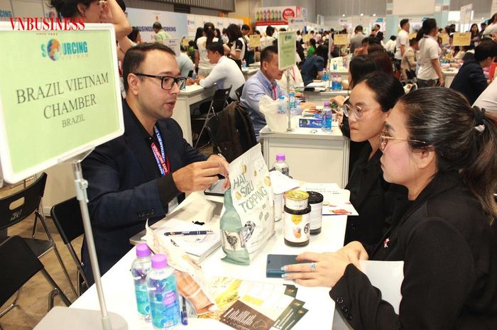Doanh nghiệp Việt trao đổi với nhà thu mua quốc tế, trong đó cần làm rõ yêu cầu về hợp đồng, chứng từ và điều kiện đưa hàng vào thị trường đích.