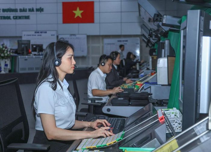 Kíp trực điều hành bay tại Trung tâm kiểm soát đường dài Hà Nội. Ảnh: VATM