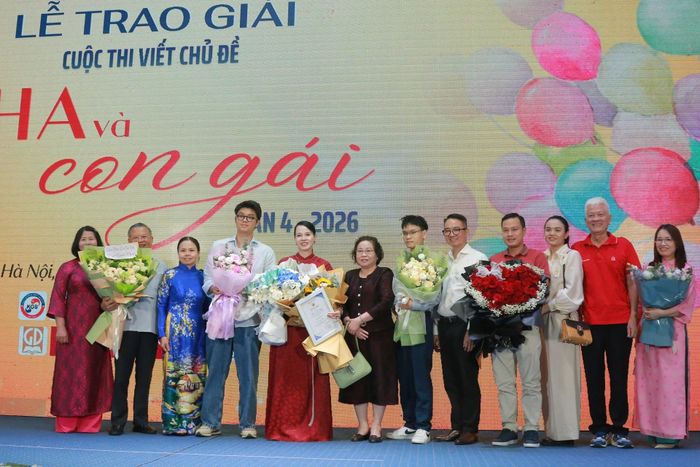 Tác giả Bùi Kim Thùy chụp ảnh lưu niệm cùng đại gia đình tại Lễ trao giải Cuộc thi viết Cha và con gái lần thứ 4 - 2026