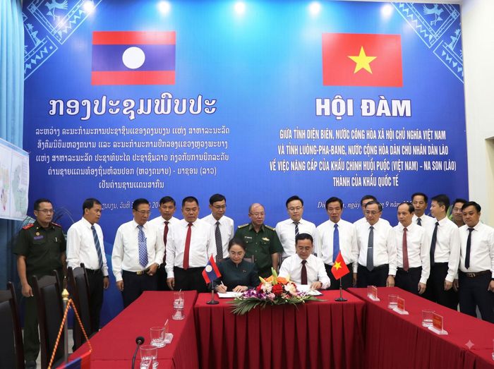 Đại diện hai tỉnh ký Biên bản Hội đàm về việc nâng cấp cặp cửa khẩu chính Huổi Puốc - Na Son thành cửa khẩu quốc tế.