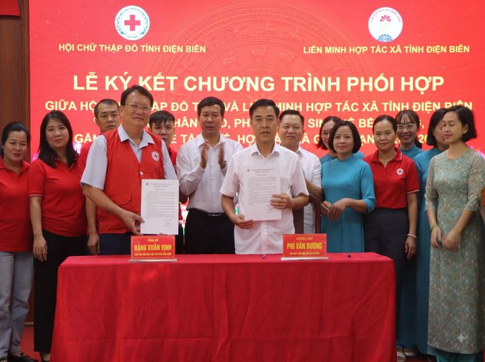 Ký kết Chương trình phối hợp giữa Hội Chữ thập đỏ tỉnh và Liên minh Hợp tác xã tỉnh Điện Biên