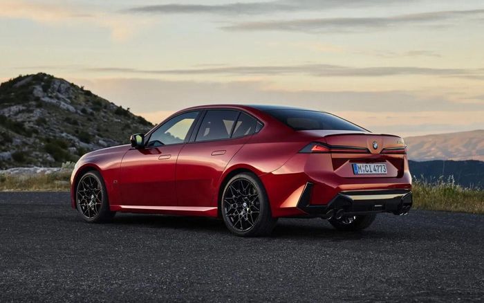 Kích thước bản xăng khá tương đồng bản điện. Ảnh: BMW