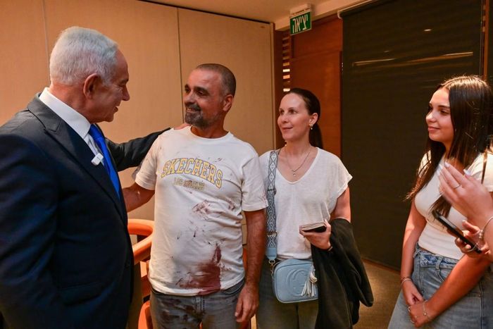 Thủ tướng Israel Benjamin Netanyahu gặp hành khách Yaniv Hayun, người tham gia ngăn chặn thảm họa trên chuyến bay Flydubai FZ1073. Ảnh: TOI