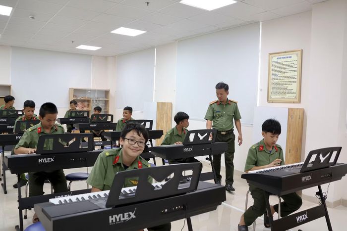 Ngoài học văn hóa, các em còn được học các môn nghệ thuật