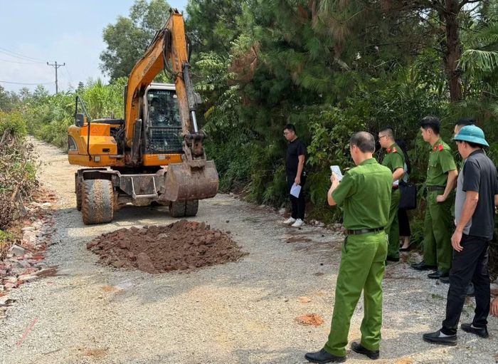 Lực lượng Công an xác định khối lượng chất thải rắn thông thường.