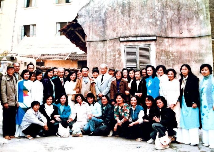 Cuộc gặp mặt các nữ trinh sát đặc biệt “Trường Y” năm 1991 có mặt các ông Trần Quốc Hương, Viễn Chi (đứng giữa) và lãnh đạo Cục A22, V13.