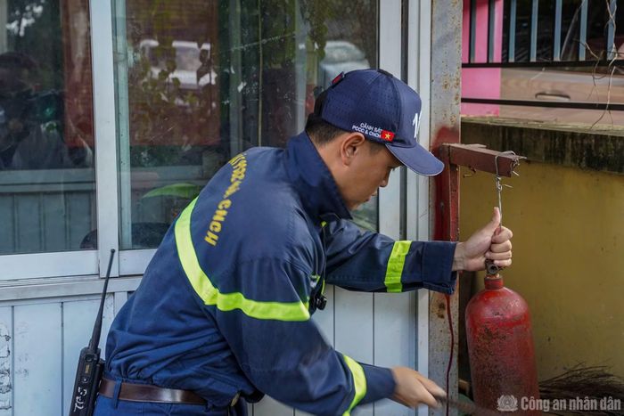 Tiếng kẻng báo động tại Đội chữa cháy và CNCH khu vực số 8 vang lên, thúc giục những chiến sĩ cứu hỏa bước vào giờ tập luyện.