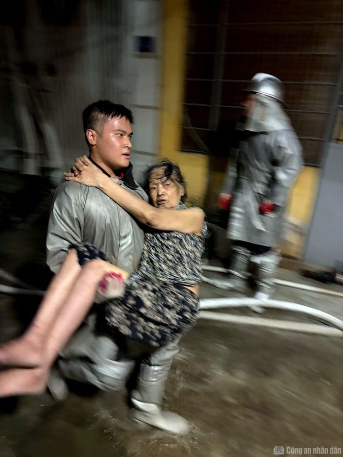 Hạ sĩ Hoàng Hải Long trực tiếp bế bà cụ thoát khỏi đám cháy trên phố Đội Nhân.
