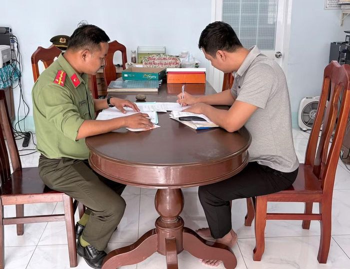 Cán bộ an ninh làm việc với Võ Duy Cường.