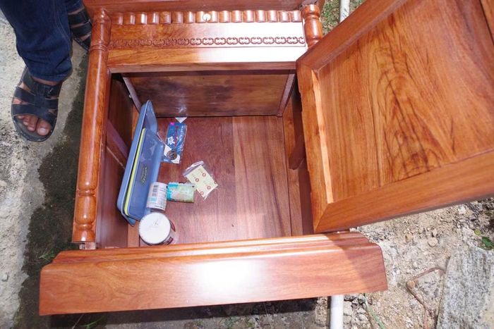 Chiếc tủ gỗ bị cạy mà nhóm đối tượng lấy đi số tiền hơn 3,5 tỷ đồng.