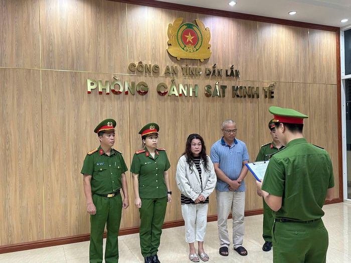 Cơ quan điều tra tống đạt các quyết định khởi tố đối với cặp vợ chồng Võ Thị Kim Thúy và Dương Hồng Sơn.