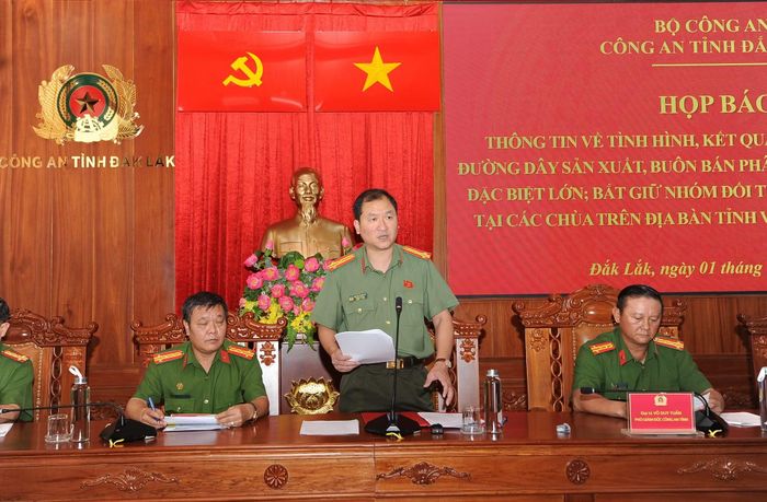 Thượng tá Nguyễn Thanh Hải, Trưởng phòng Tham mưu Công an tỉnh thông tin về việc triệt phá 2 vụ án tại buổi họp báo.