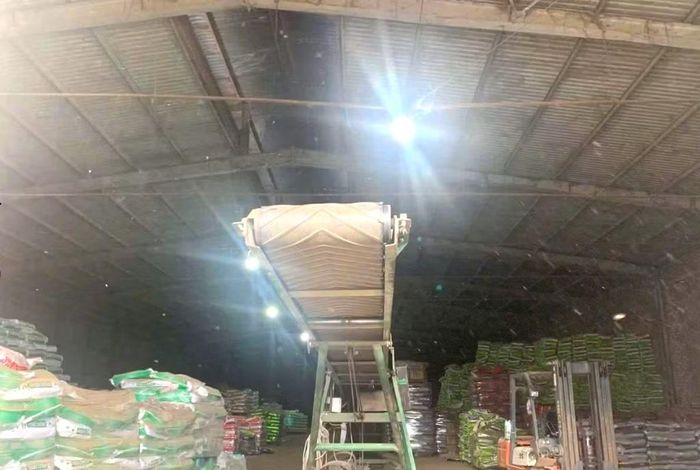 Hàng nghìn tấn phân bón giả được thu giữ tại một xưởng sản xuất của nhóm đối tượng.