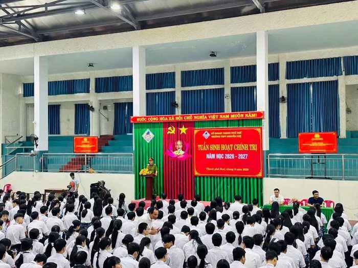 Công an phường Phú Xuân tuyên truyền pháp luật và tệ nạn ma túy đến học sinh trên địa bàn phường.