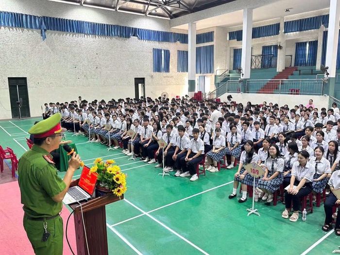 "Trường học không ma túy" tại Trường THPT Nguyễn Huệ là một mô hình tiêu biểu trong phong trào bảo vệ An ninh Tổ quốc của phường Phú Xuân, TP Huế.