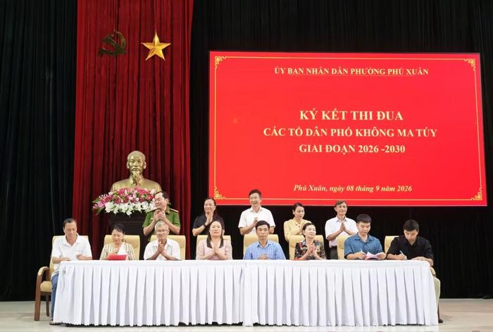 Phường Phú Xuân vừa trao quyết định thành lập Tổ rà soát cộng đồng và các Tổ dân phố ký kết thi đua Tổ không ma túy.