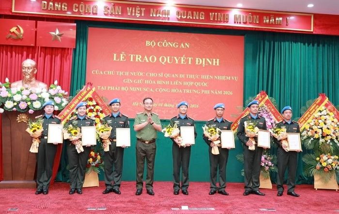 Thừa ủy quyền của Chủ tịch nước, Thứ trưởng Phạm Thế Tùng trao Quyết định cử Tổ công tác số 10 đi GGHB cho các sĩ quan.