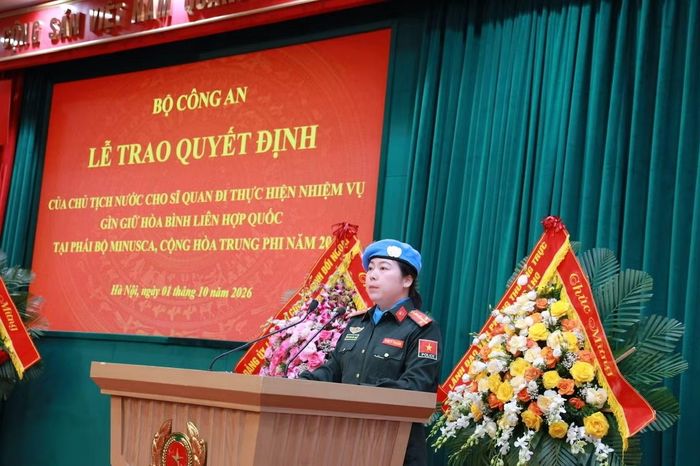  Đại uý Nguyễn Lan Anh đại diện Tổ công tác số 10 phát biểu nhận nhiệm vụ. 