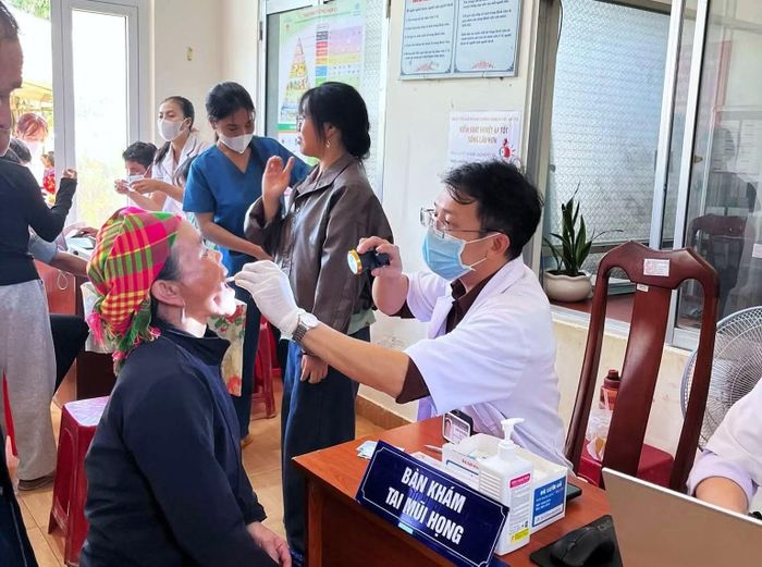 Bác sĩ khám bệnh cho người dân vùng đồng bào dân tộc thiểu số.