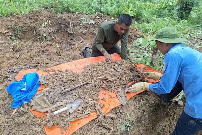 Cán bộ, chiến sĩ Đội K52 và người dân tỉnh Ratanakiri tìm thấy hài cốt liệt sĩ tại làng Lâm, xã Bọ Nhầy, huyện Oyadav (Ảnh Đội K52).