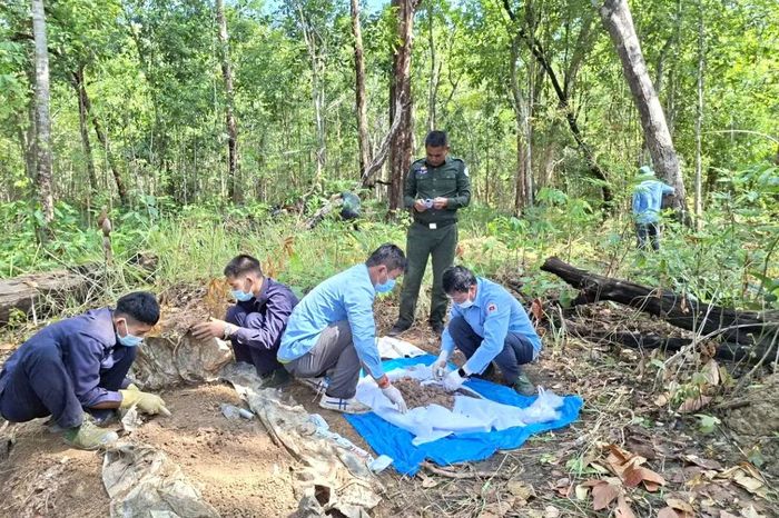 Cán bộ, chiến sĩ Đội K52 phối hợp cùng chính quyền địa phương nước bạn tiến hành quy tập một hài cốt liệt sĩ (Ảnh Đội K52).