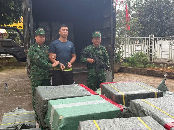 Lực lượng chức năng bắt giữ đối tượng Trần Quang Khải cùng tang vật và phương tiện phạm tội.