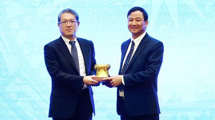 Trung tướng Trần Minh Tiến và ông Tochiya Takayoshi trao quà lưu niệm tại hội nghị.