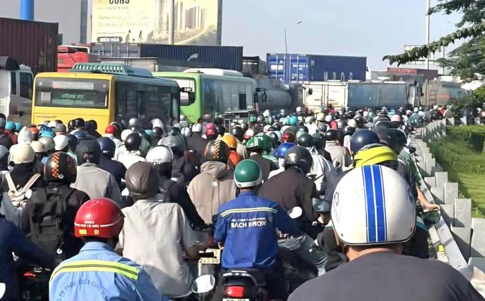 Người di chuyển bằng xe máy cũng chịu cảnh kẹt cứng trên đường.