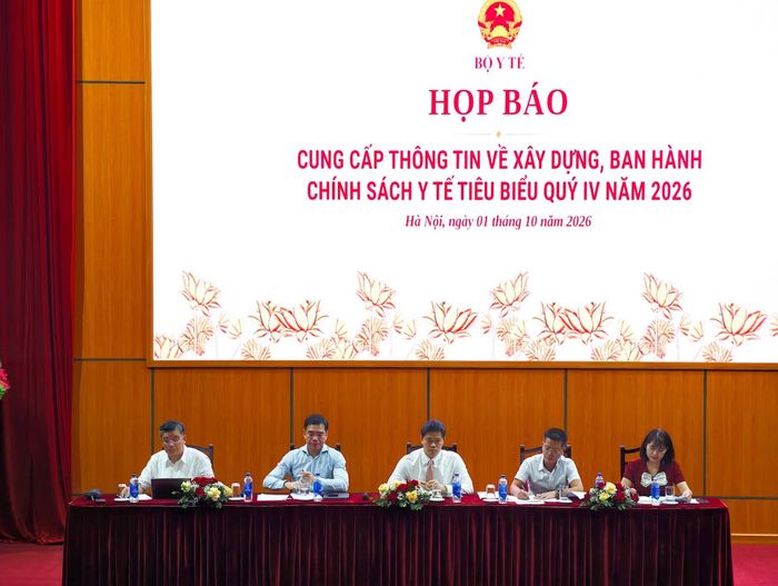 Thứ trưởng Vũ Mạnh Hà và lãnh đạo các Cục, Vụ Bộ Y tế tham gia buổi họp báo.