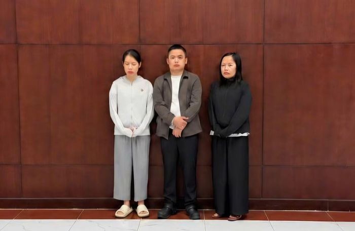 Các bị can (từ trái sang) Nguyễn Thị Thanh Hoa, Lê Hữu Hoàng và Đặng Thiên Hương tại cơ quan điều tra.