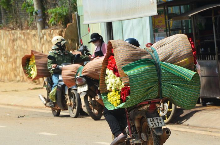 Khâu tiêu thụ hoa ở Đà Lạt vẫn theo phương thức truyền thống suốt hàng chục năm qua.