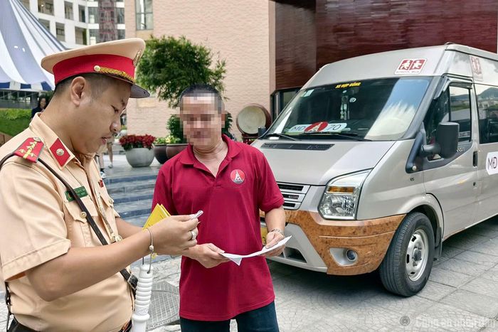 Nội dung kiểm soát gồm test nồng độ cồn, hợp đồng chở khách, danh sách học sinh và các thiết bị đảm bảo an toàn trên xe.