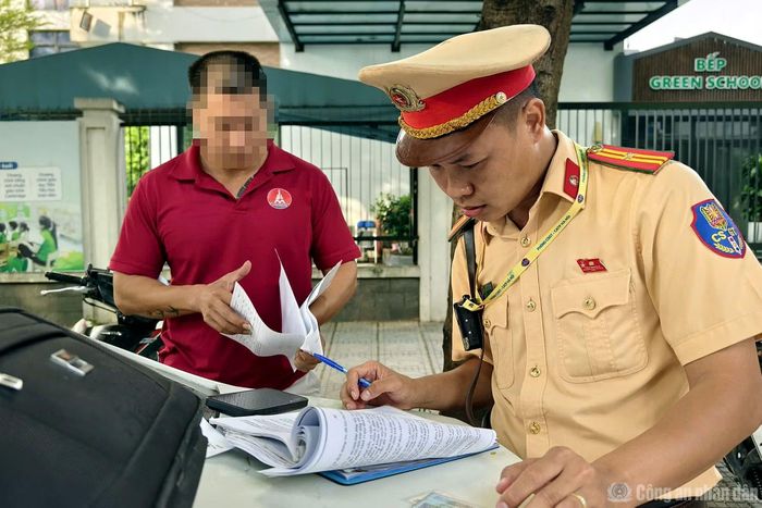 Một trường hợp vi phạm bị tổ công tác lập biên bản.