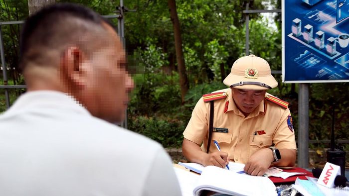Lực lượng chức năng cho biết sẽ tiếp tục phối hợp kiểm tra, xử lý các phương tiện vận tải vi phạm, trong đó có xe đưa đón học sinh, đồng thời chấn chỉnh hoạt động dừng, đỗ tại khu vực trường học nhằm bảo đảm trật tự, an toàn giao thông.