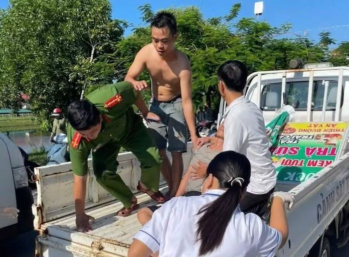 Công an xã Quảng Điền dùng ô tô Cảnh sát trật tự để chở nạn nhân đuối nước đến Bệnh viện.