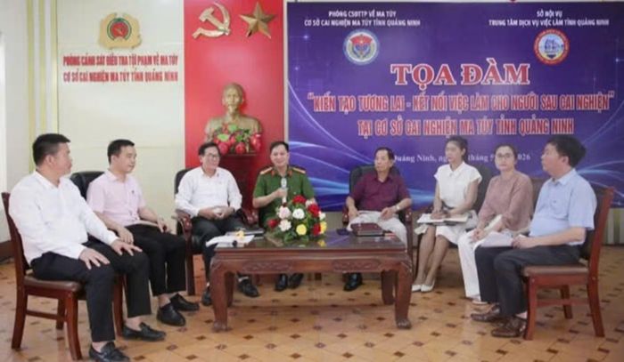 Cơ sở cai nghiện ma túy tỉnh Quảng Ninh phối hợp trao đổi, tư vấn về chính sách hỗ trợ vay vốn cho học viên chuẩn bị hoàn thành chương trình cai nghiện.