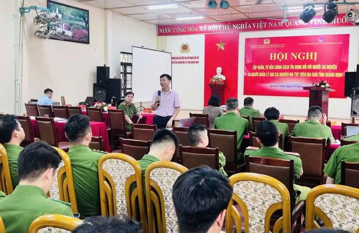 Đại diện Ngân hàng CSXH Quảng Ninh phổ biến quy định mới cho Công an cơ sở hỗ trợ người có quá khứ lầm lỗi được tiếp cận nguồn vốn phát triển sản xuất, kinh doanh.