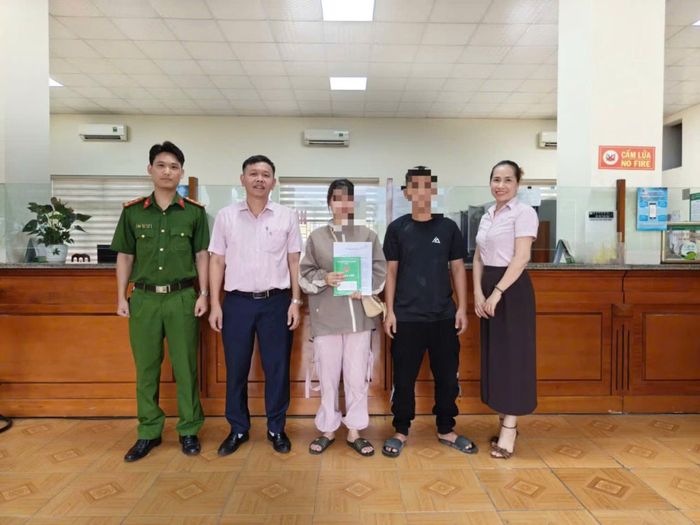 Công an phường Mạo Khê phối hợp Ngân hàng chính sách xã hội trao vốn vay cho một công dân trên địa bàn phát triển kinh tế, làm lại cuộc đời sau khi cai nghiện ma túy.