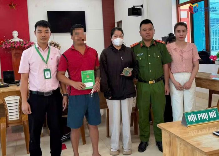 Hội Liên hiệp phụ nữ phường Móng Cái 2 trao nguồn vốn vay ưu đãi cho công dân sau khi cai nghiện ma túy thực hiện mô hình kinh doanh bát đĩa sạch.