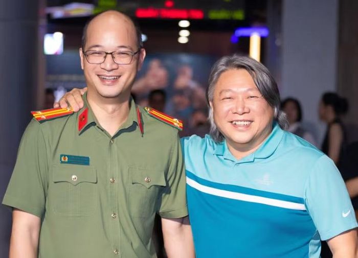 Giám đốc Điện ảnh Công an nhân dân Trần Nam Chung (bên trái) cùng đạo diễn Hàm Trần tại lễ ra mắt phim Tử chiến trên không - Ảnh: ĐPCC