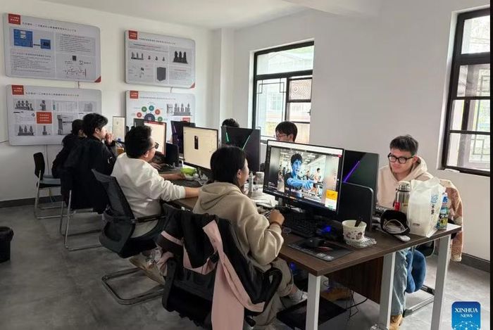 Ít ai nghĩ được rằng, bên trong một văn phòng sản xuất phim ngắn AI chỉ vỏn vẹn 8 nhân sự - Ảnh: Xinhua