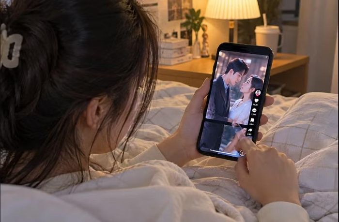 Người xem theo dõi các phim ngắn AI trên điện thoại, từ một video có thể tiếp tục sang nhiều tập khác - Ảnh minh họa: M.N.