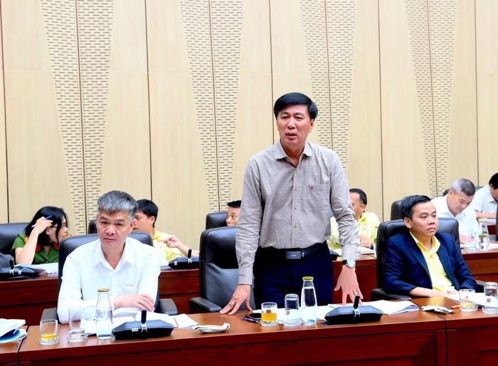 Các đại biểu nêu ý kiến tại cuộc làm việc.