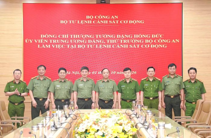 Các đại biểu dự buổi làm việc.