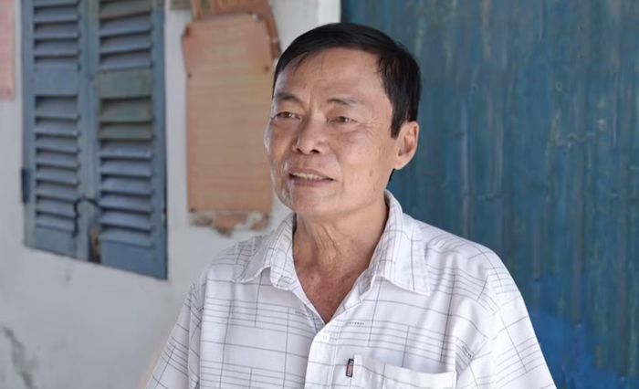 Ông Nguyễn Văn Năng, chủ khu nhà trọ ở xã Tân Vĩnh Lộc trao đổi về xây dựng khu nhà trọ không ma túy.