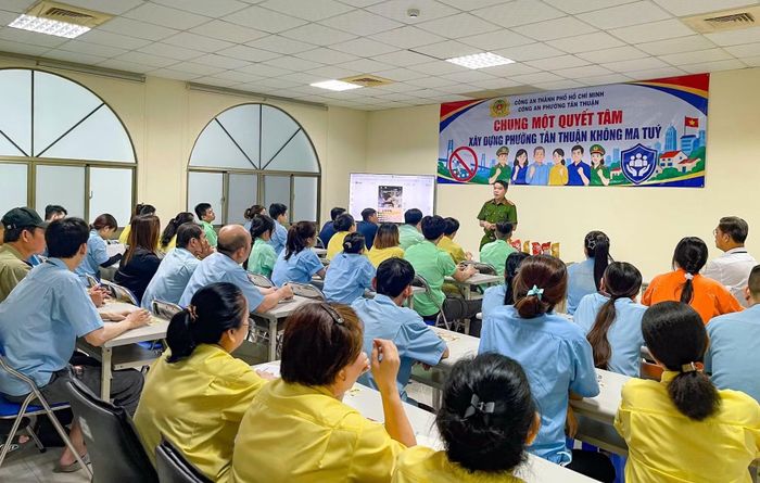 Công an phường Tân Thuận cùng với các cơ quan đơn vị phối hợp tổ chức nhiều hoạt động tuyên truyền cho công nhân, người lao động.