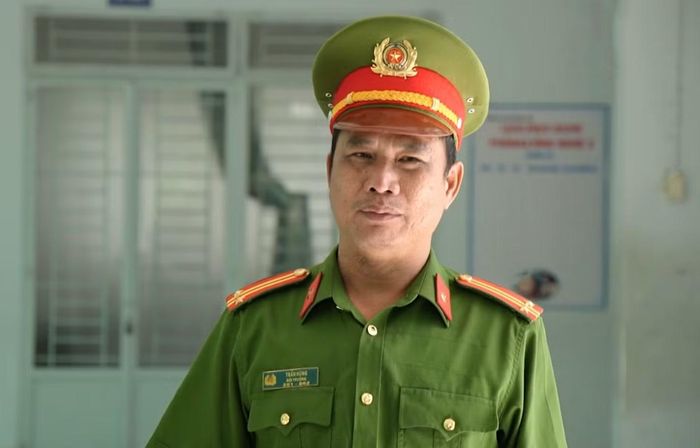 Trung tá Trần Hùng, Phó Trưởng Công an phường Tân Thuận, trao đổi về việc tuyên truyền cho công nhân.