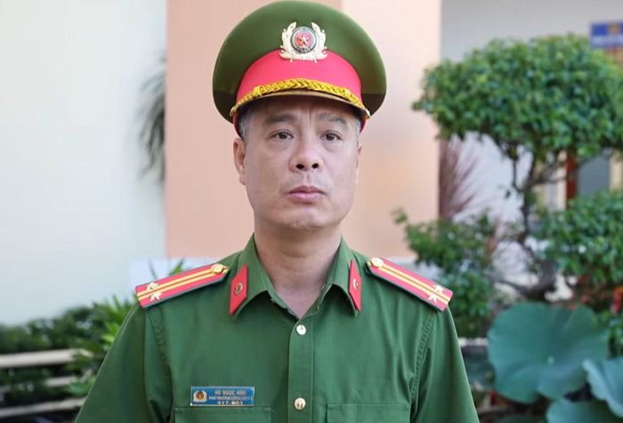 Trung tá Hồ Ngọc Anh, Phó Trưởng Công an xã Tân Vĩnh Lộc trao đổi về đặc điểm địa bàn.