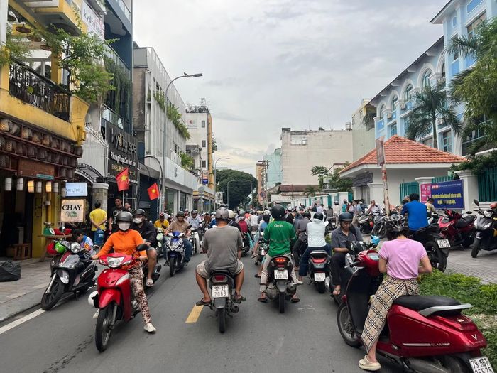 Phụ huynh đón học sinh trước một trường THCS trên đường Nguyễn Văn Thủ, phường Tân Định.